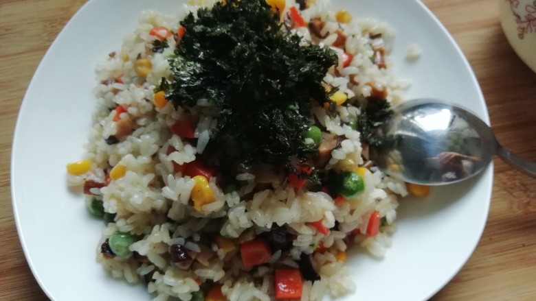 海苔什锦炒饭,喜欢海苔的朋友,把海苔放在上面就OK。