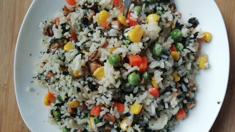 海苔什锦炒饭,搅拌后,很香哦。