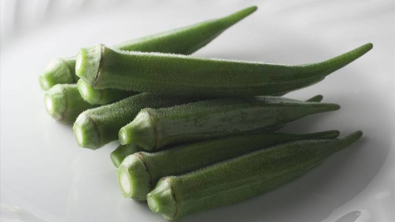 菌类料理+蘑菇手撕鸡胸肉,<a style='color:red;display:inline-block;' href='/shicai/ 70'>秋葵</a>洗净后,用加盐的热水汆熟备用;