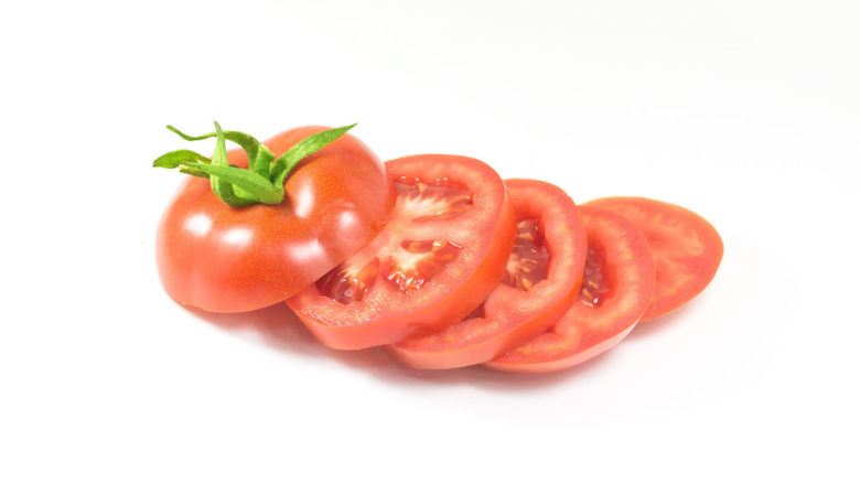 菌类料理+蘑菇手撕鸡胸肉,<a style='color:red;display:inline-block;' href='/shicai/ 59'>番茄</a>洗净、切片备用;
