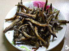 辣子泥鳅,锅内放宽油,油七层热时,以中小火浸炸泥鳅,至酥脆后捞出沥去油;