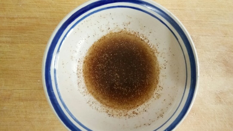 葵花籽酥―《舌尖上的中国3》中同款,椒盐白糖用20克温水冲开,搅拌均匀。
