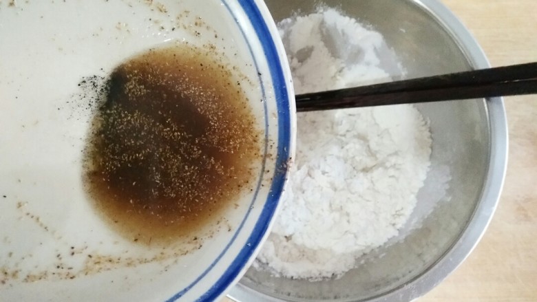 葵花籽酥―《舌尖上的中国3》中同款,将椒盐糖水少量多次加入低粉中,并用筷子搅拌成雪花状。