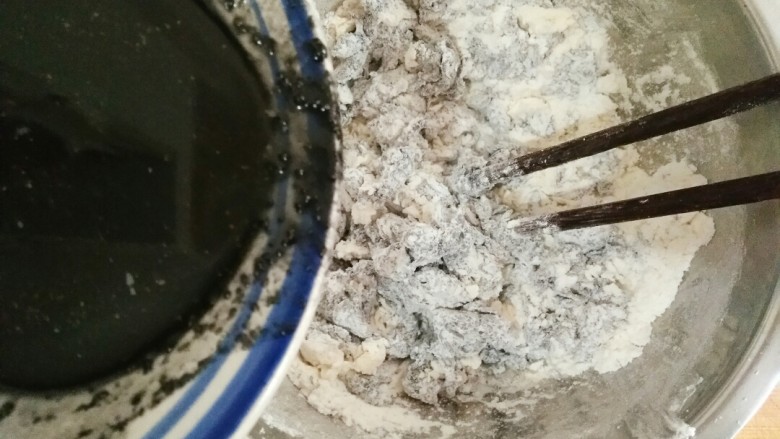 葵花籽酥―《舌尖上的中国3》中同款,将椒盐糖竹炭水少量多次加入低粉中,并用筷子搅拌成雪花状。
