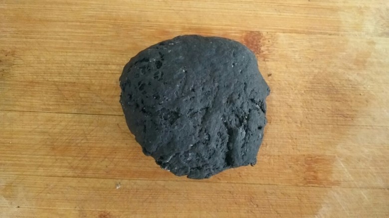 葵花籽酥―《舌尖上的中国3》中同款,将搅拌好的面揉起成面团(起初水加入的比较少面团会有点醒,友友们需要用力揉面)。