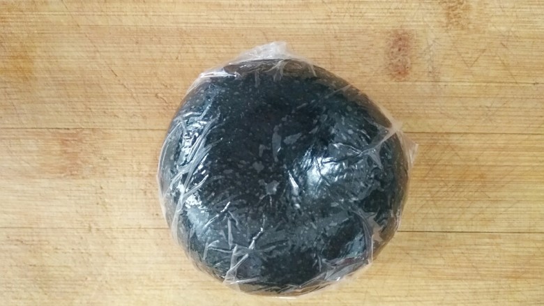 葵花籽酥―《舌尖上的中国3》中同款,再次将面团揉起,收光,用保鲜膜包好,放冰箱冷藏10-15分钟。