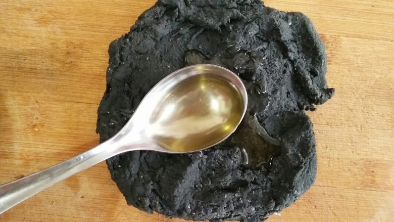 葵花籽酥―《舌尖上的中国3》中同款,将面团抻开,加入7.5克食用油(如果用黄油请将黄油提前软化,并且建议使用无盐黄油)