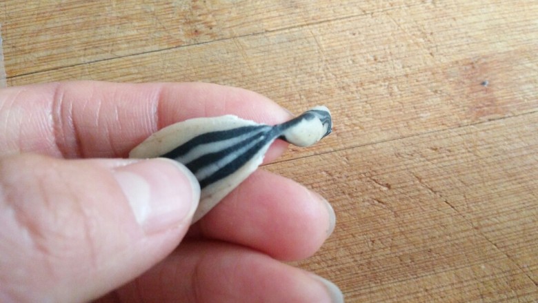 葵花籽酥―《舌尖上的中国3》中同款,用拇指和食指捻搓的手法,搓出葵花籽尖,并将多余的面团抿掉。