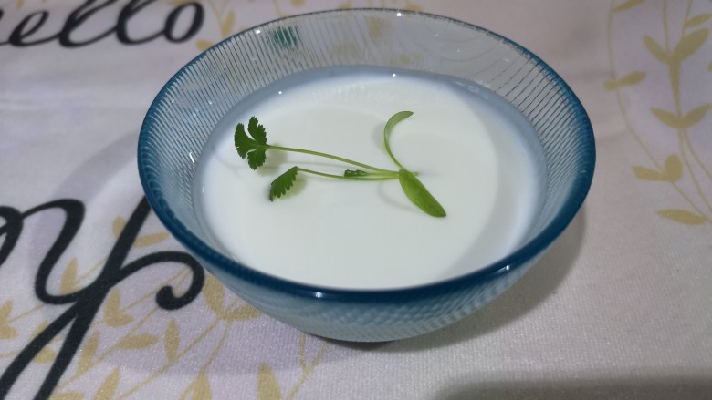 牛油果草莓酸奶,酸奶也是提前一天用酸奶机制作的,制作完成放冰箱冷藏一天。