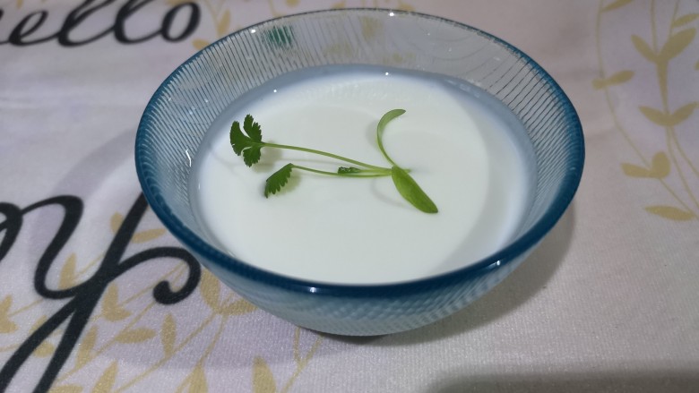 牛油果草莓酸奶,酸奶也是提前一天用酸奶机制作的，制作完成放冰箱冷藏一天。