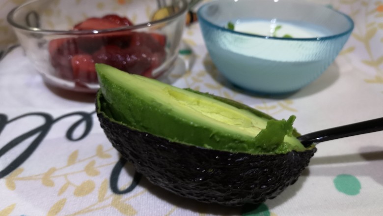 牛油果草莓酸奶,用餐勺沿着牛油果内壁将果肉取出