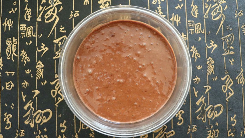 法式巧克力慕斯球,筛入低筋面粉和<a style='color:red;display:inline-block;' href='/shicai/ 920'><a style='color:red;display:inline-block;' href='/shicai/ 920'><a style='color:red;display:inline-block;' href='/shicai/ 920'>可可粉</a></a></a>,拌匀