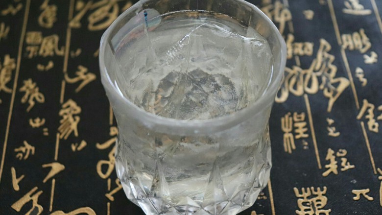 法式巧克力慕斯球,开始做意式奶冻:<a style='color:red;display:inline-block;' href='/shicai/ 758'><a style='color:red;display:inline-block;' href='/shicai/ 758'>吉利丁</a></a>放在冷水中泡软