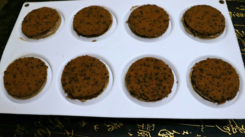 法式巧克力慕斯球,最后将蛋糕片铺在模具上,用手轻轻按压,冷冻一夜后放进冷藏