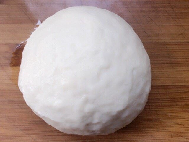 烫面葱花饼,揉好后,案板上抹油,面团揉光滑,醒10分钟