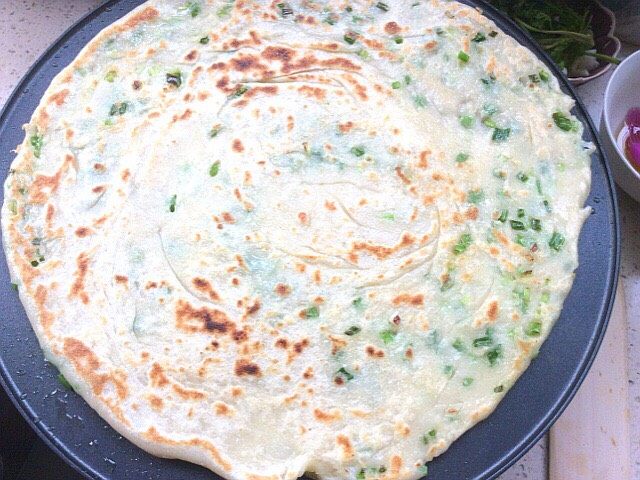 烫面葱花饼,在反一面,转九圈,饼就熟了