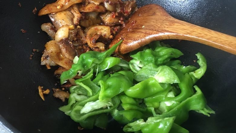 回锅肉,炒香的猪肉片炒一边上,大火加入青椒翻炒。