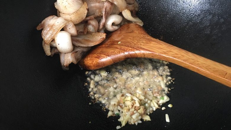 回锅肉,爆油后的猪肉片铲在边上,小火加入蒜酱粒爆香。