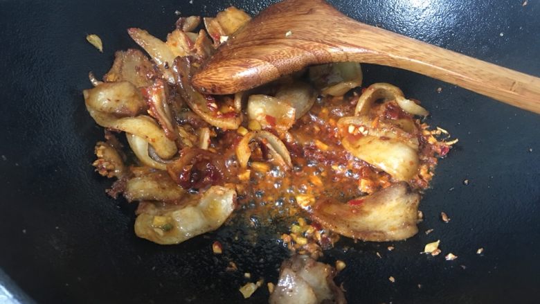 回锅肉,加入瘦的部分肉片混合一起继续小火炒出香味,这一步多点耐心,爆出香味口感才好。