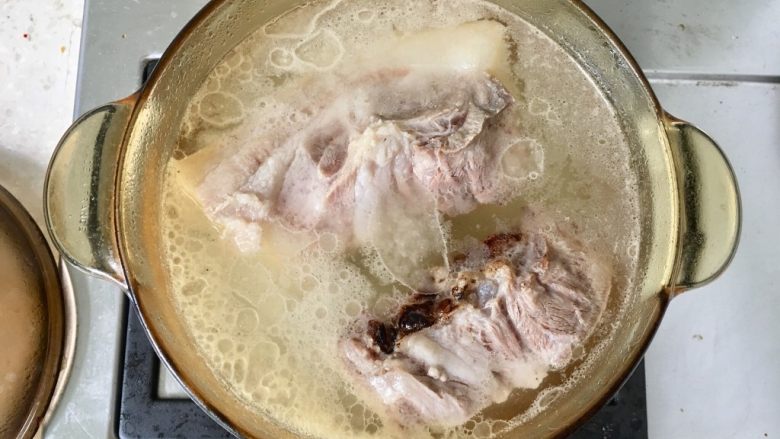 回锅肉,煮肉期间多翻动一下猪肉,尽量让猪皮部分朝下煮,因为猪皮煮熟比肉要费时间一点。煮熟的猪肉用筷子能戳穿就可以了,不要煮得太烂,影响口感。