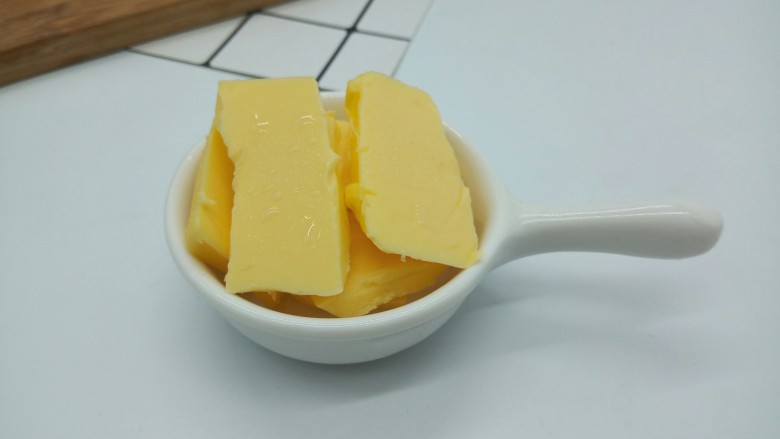 黑胡椒牛排,<a style='color:red;display:inline-block;' href='/shicai/ 887'>黄油</a>提前拿出来,切成块