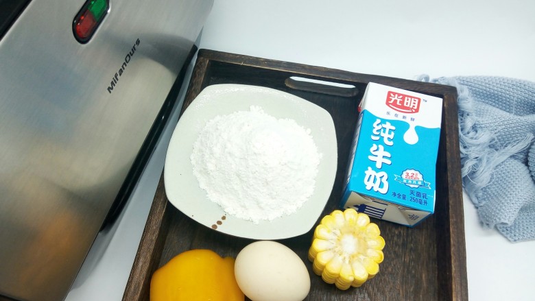 蔬菜松饼,先来准备一下材料,还有一台三明治机