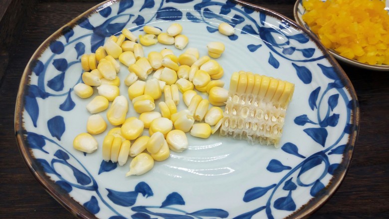 蔬菜松饼,玉米顺着缝切一下,再用手直接以剥,一整排就下来了,这部分办法是不是很方便,剥好的<a style='color:red;display:inline-block;' href='/shicai/ 4802'>玉米粒</a>蒸熟备用