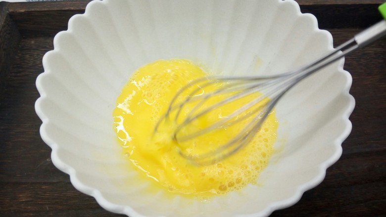 蔬菜松饼,加<a style='color:red;display:inline-block;' href='/shicai/ 219'>牛奶</a>一起搅拌,让食材都混合在一起