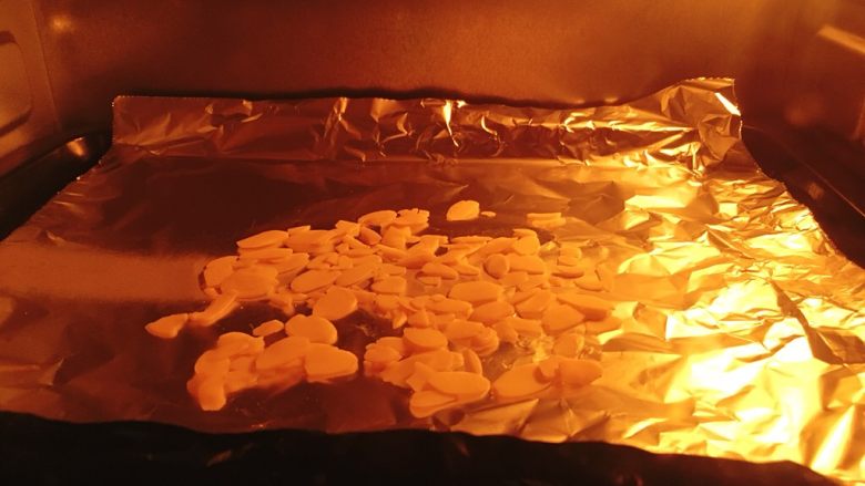 酸奶雪崩蛋糕 清爽不油腻,趁蛋糕冷却期间,烤箱120℃,烤杏仁片,约3分钟就好。观察着,注意不要焦了…