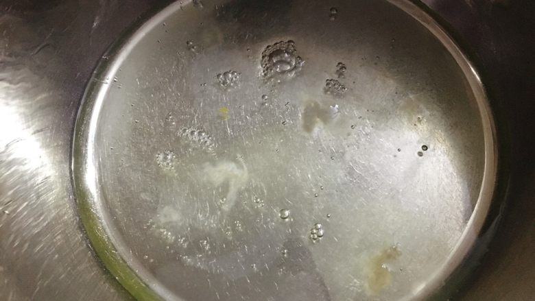 酸奶雪崩蛋糕 清爽不油腻,蛋白置于无油无水的干净盆子里,滴去3-4滴白醋(或柠檬汁)。