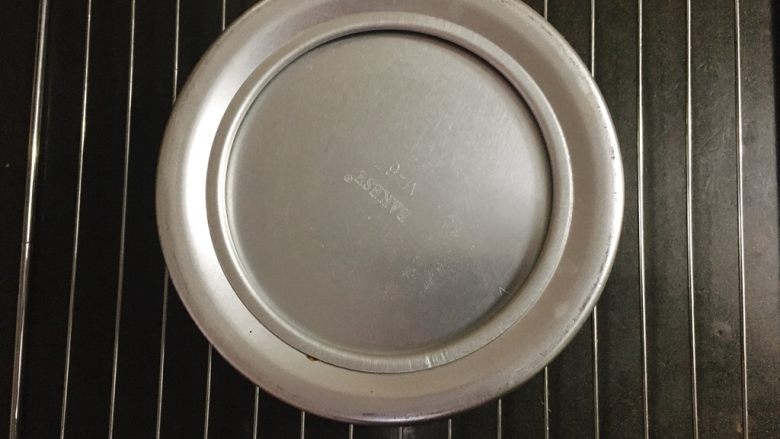 酸奶雪崩蛋糕 清爽不油腻,烤好的蛋糕,取出后,20-30cm高往下摔2-3次。
倒扣在网架上自然冷却。