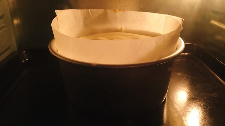 酸奶雪崩蛋糕 清爽不油腻,烤箱预热上下150℃,烤55分钟。
(烤箱脾气不同,期间一定要多观察烤箱哦!)