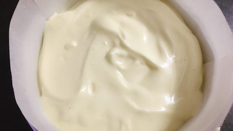 酸奶雪崩蛋糕 清爽不油腻,将蛋糕糊倒入模具里,20-30cm高位置往下摔2-3次,震去蛋糕糊里的大气泡。