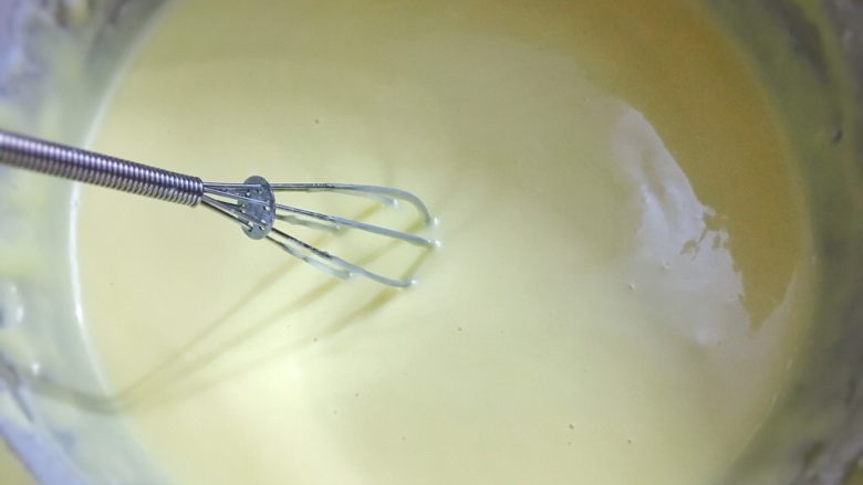 酸奶雪崩蛋糕 清爽不油腻,按照上面的步骤,3个蛋黄分3次加入,搅拌均匀如图。