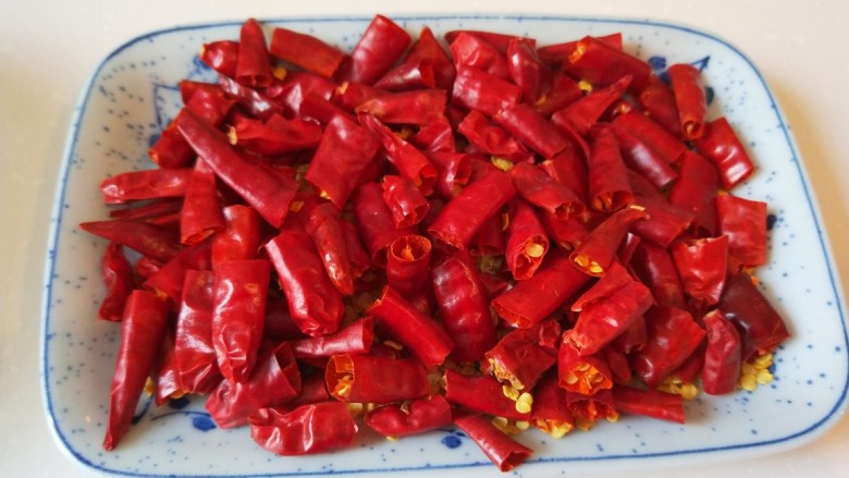 川味\香辣麻\爆炒花蛤,辣椒装盘备用。看着很多辣椒,两盘的量,我是用炒圣子一起剪的。