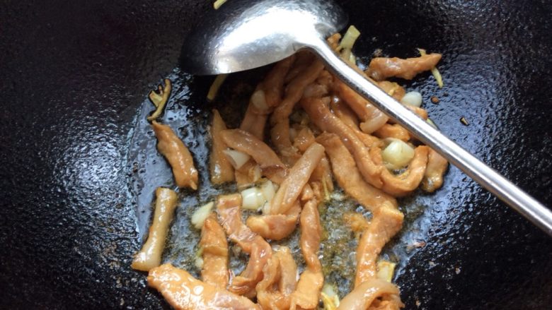 西芹肉丝炒豆腐干,下肉丝翻炒片刻