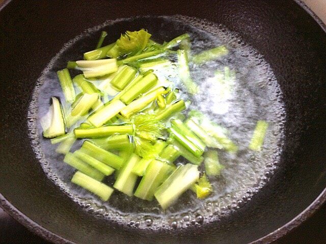 西芹肉丝炒豆腐干,下开水中焯水,变绿后捞出过凉水