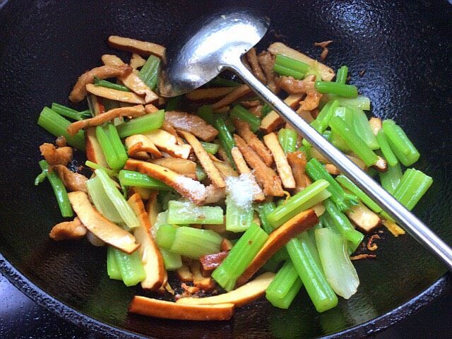 西芹肉丝炒豆腐干,放入少许盐和<a style='color:red;display:inline-block;' href='/shicai/ 717'>味精</a>,翻炒均匀,出锅装盘