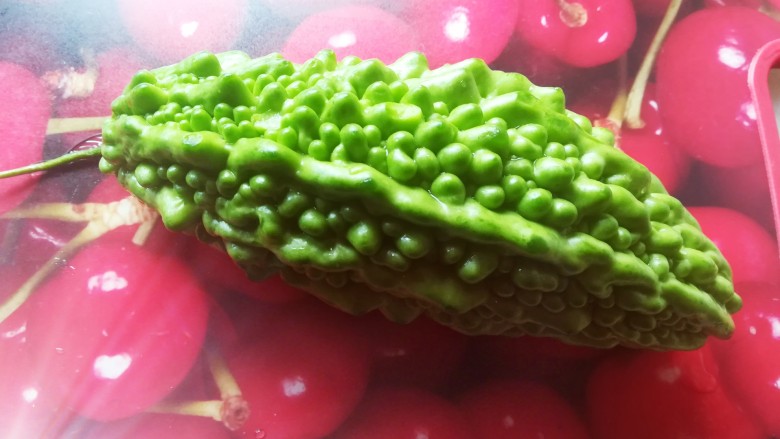 凉拌苦瓜,一个<a style='color:red;display:inline-block;' href='/shicai/ 55'>苦瓜</a>