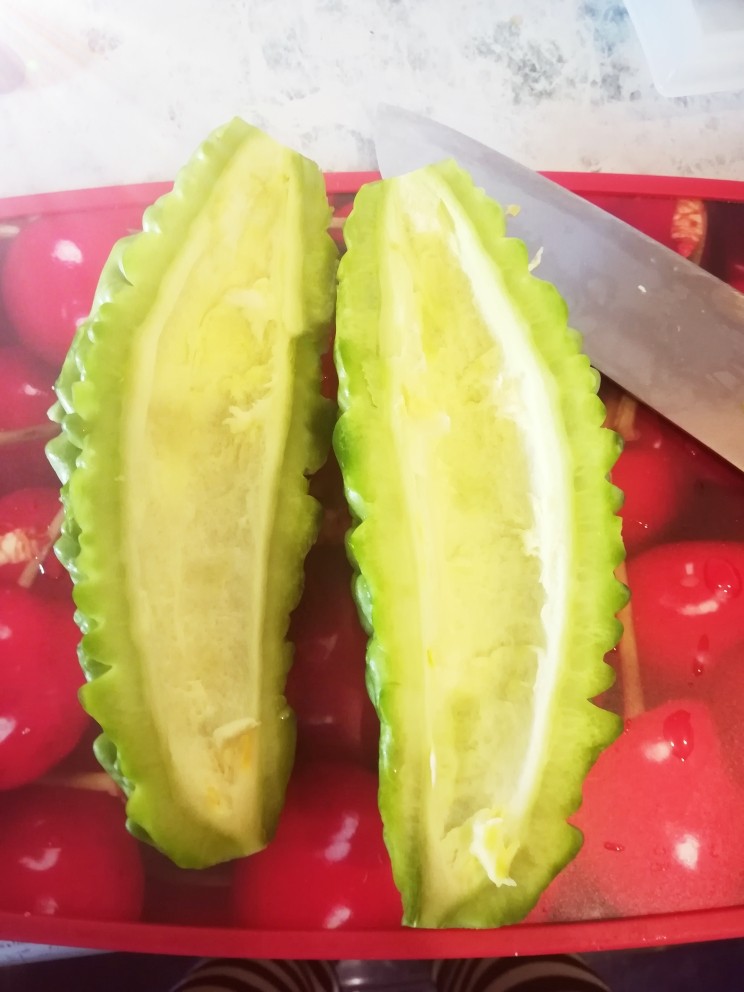 凉拌苦瓜,切成两半 里面的东西洗干净