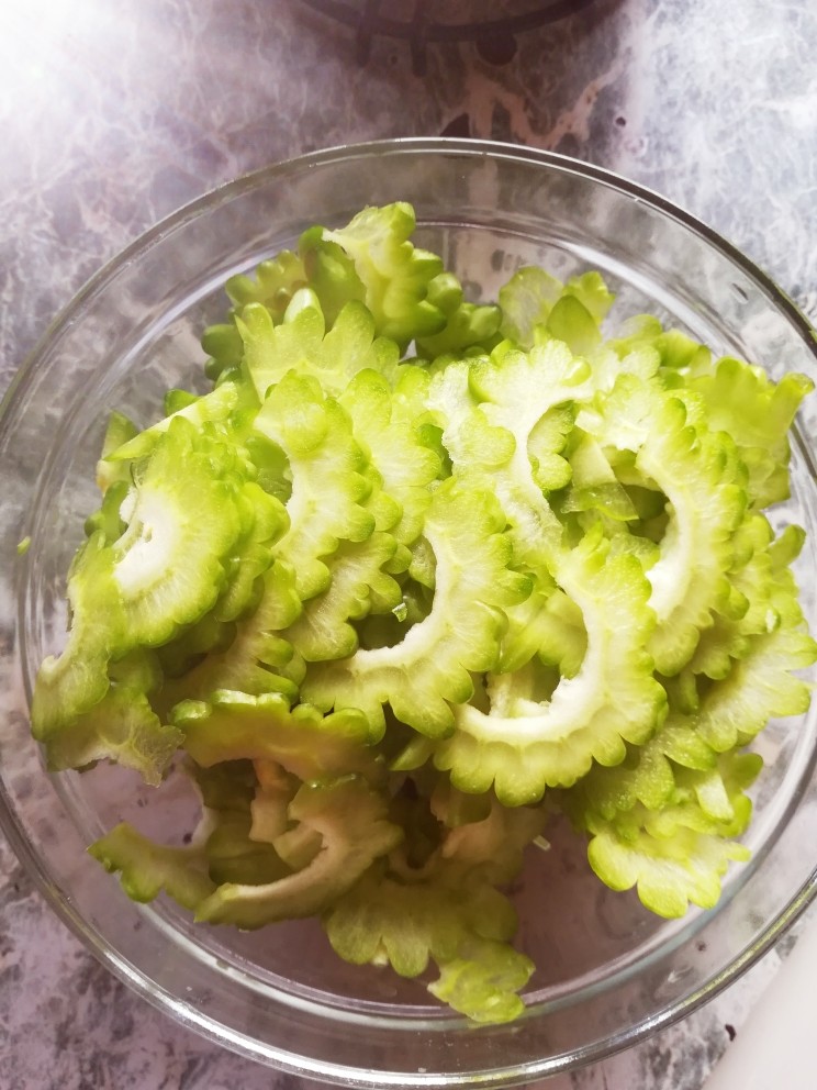 凉拌苦瓜,切片放入碗里