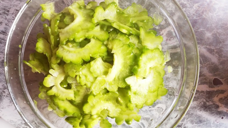 凉拌苦瓜,加点盐腌制