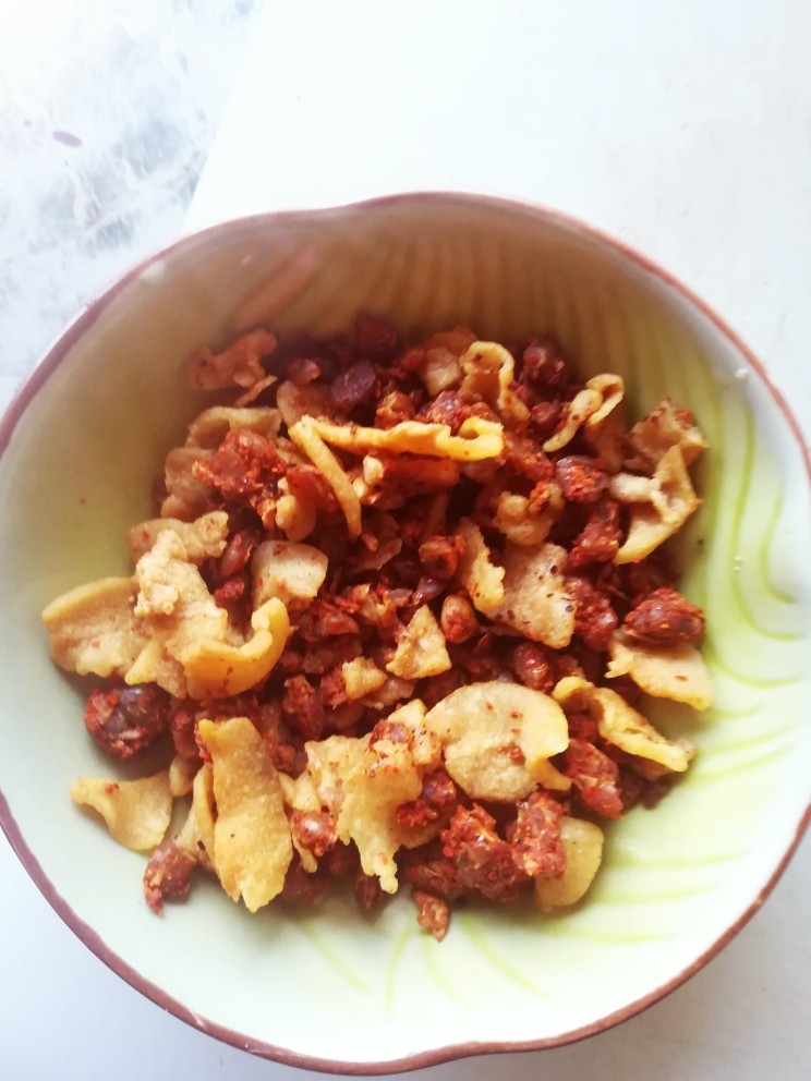 凉拌苦瓜,炒香后放入碗里加<a style='color:red;display:inline-block;' href='/shicai/ 78319'>油炸</a> 鲜味酱油 <a style='color:red;display:inline-block;' href='/shicai/ 5506'>麻油</a><a style='color:red;display:inline-block;' href='/shicai/ 748'>花椒油</a>