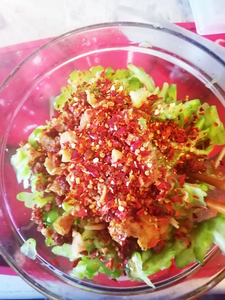 凉拌苦瓜,把佐料全部到入苦瓜里加一勺干辣椒粉