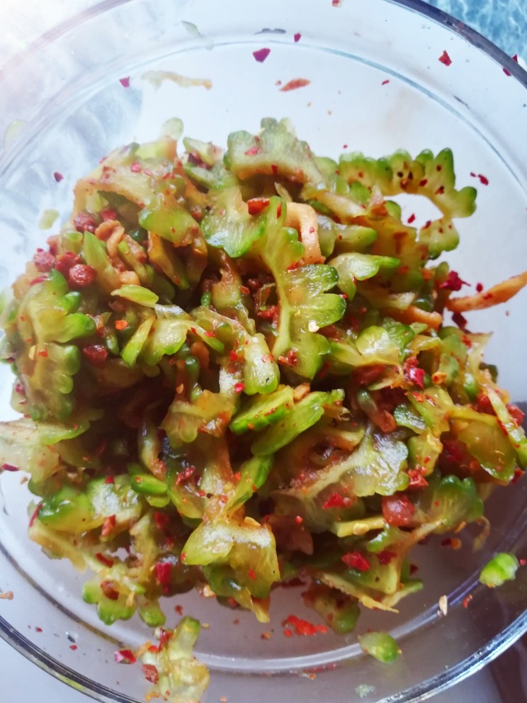 凉拌苦瓜,一起搅拌