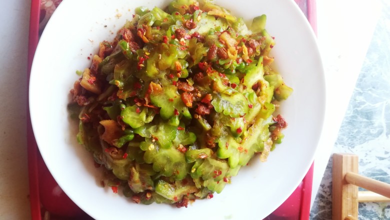 凉拌苦瓜,放入盘子即可