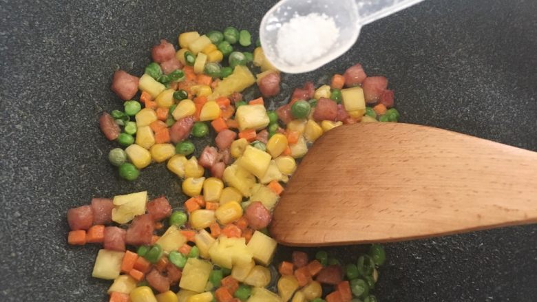 菠萝炒饭,翻炒快熟后加入菠萝粒再加点盐巴翻炒