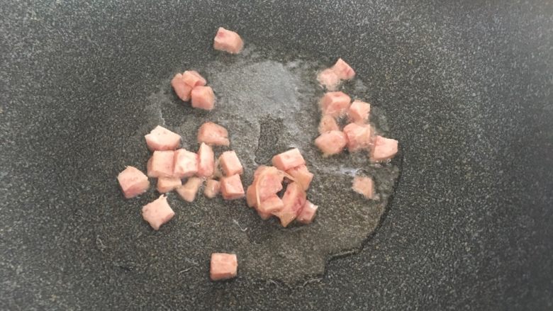 菠萝炒饭,锅内热适量油下香肠翻炒稍微金黄