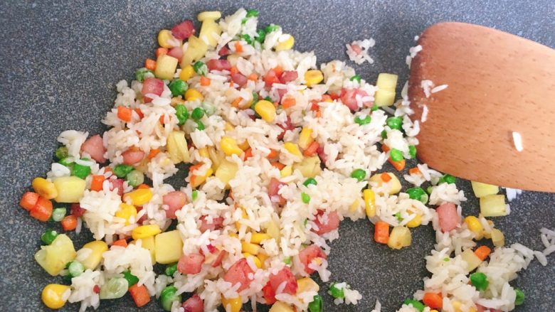 菠萝炒饭,最后倒入米饭翻炒均匀即可
