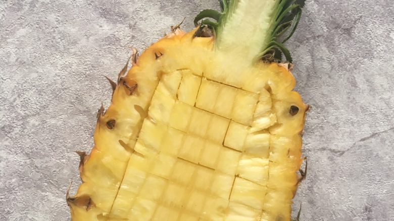 菠萝炒饭,菠萝我是用刀切十字下去,然后用勺子把肉挖出来
